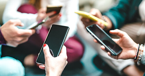 Nahaufnahme von Händen und Smartphones