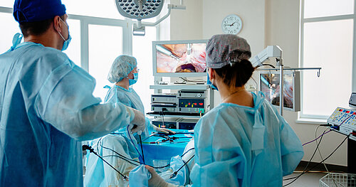 Ärzte schauen auf Bildschirm während Operation