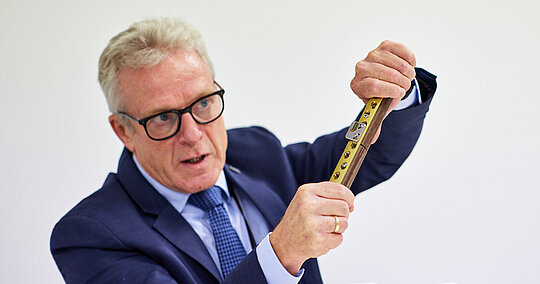 Pressekonferenz DKOU Prof. Dr. Raschke
