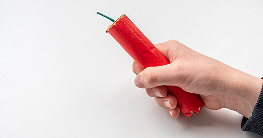 Kinderhand hält Böller