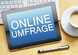 Symbolbild Tablet mit Schriftzug Online Umfrage
