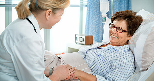 Ärztin und ältere Patientin