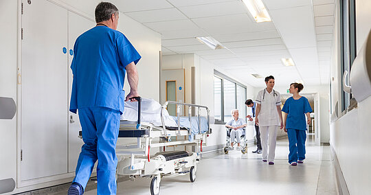 Krankenhausflur mit Ärzten und Pflegepersonal