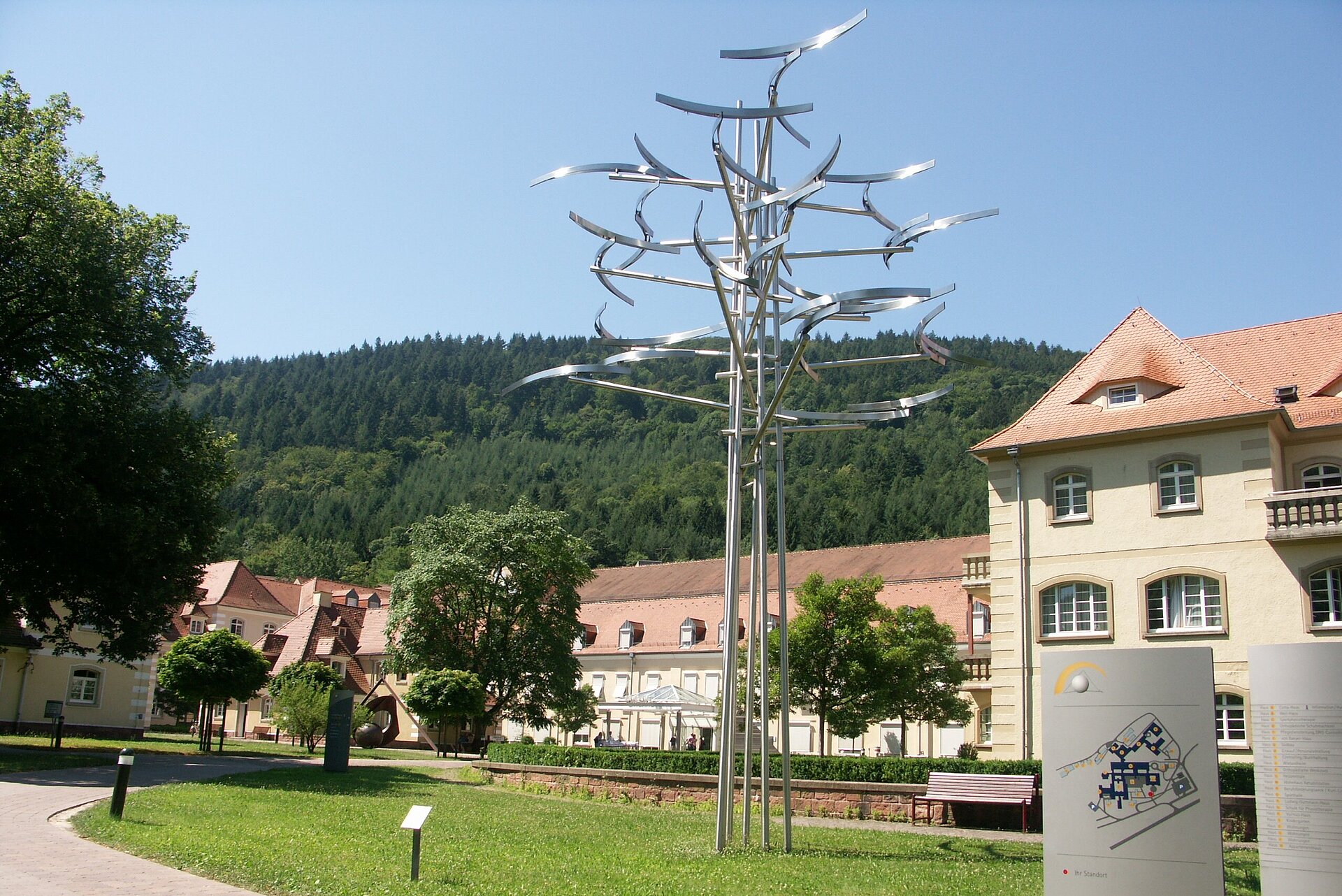 Campus Universität Heidelberg mit Life is movement Skulptur