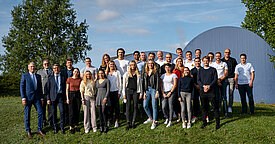 Gruppenbild der Studierenden und Organisatoren auf grüner Wiese