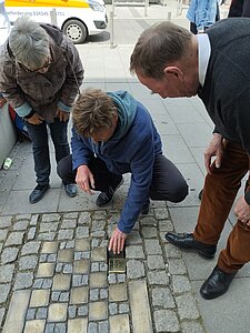 DGU verlegt Stolpersteine Mai 2023 © J. Arndt / DGU Mann verlgt Stolpersteine