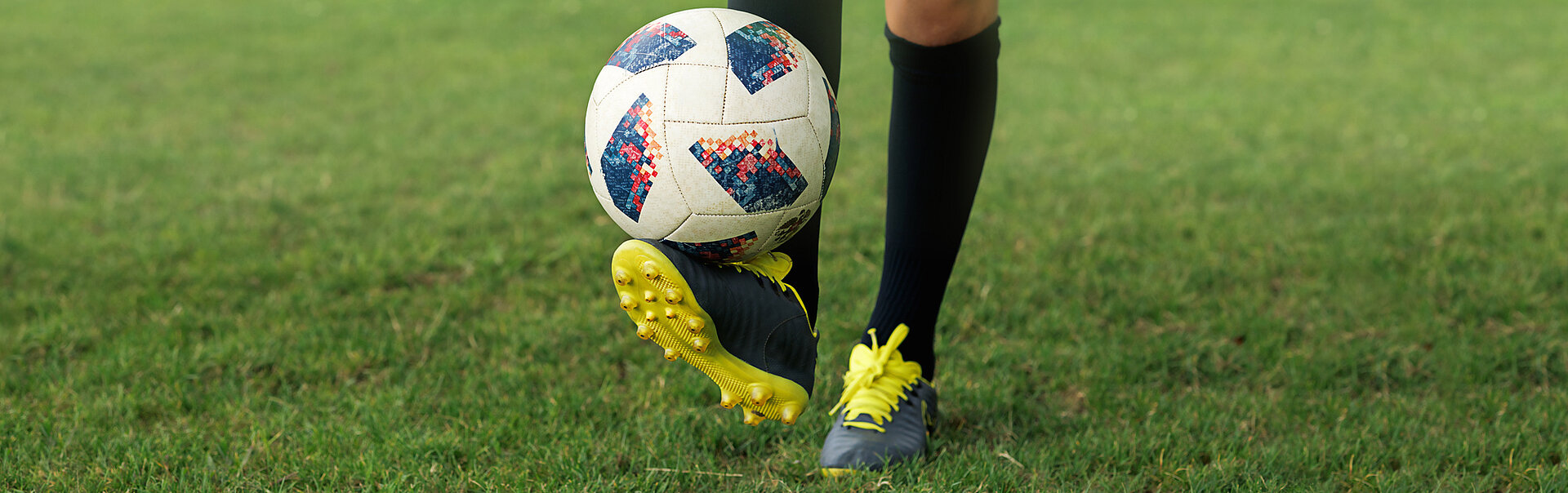 Beine und Fußball