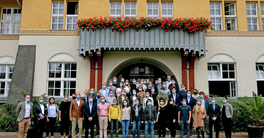 Teilnehmer der Summer School 2020 stehen zum Gruppenbild zusammen
