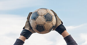 Hände halten Fußball