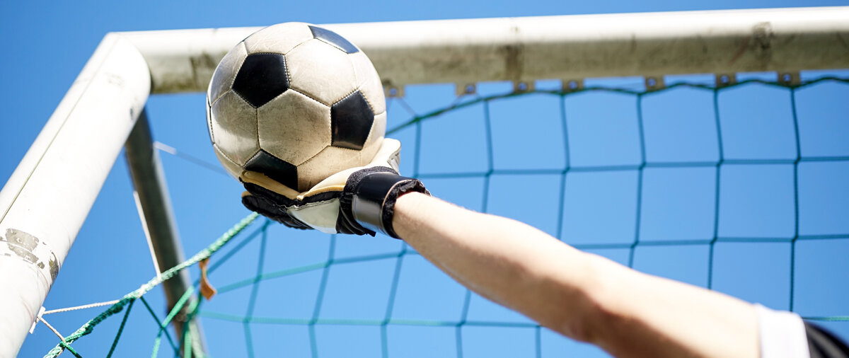 Torwart hält Ball