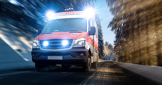 Rettungswagen auf verschneiter Straße