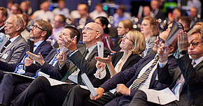 Jury applaudiert mit Klatschpappen