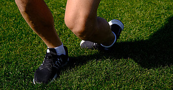 Füße von Fußballspieler beim Umknicken