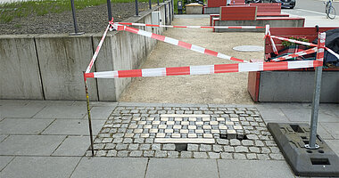 DGU verlegt Stolpersteine Mai 2023 © J. Arndt / DGU eingelassene Stolpersteine