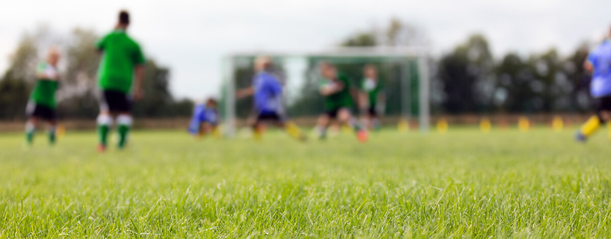 Verschwommes Fußballfeld mit Spielern