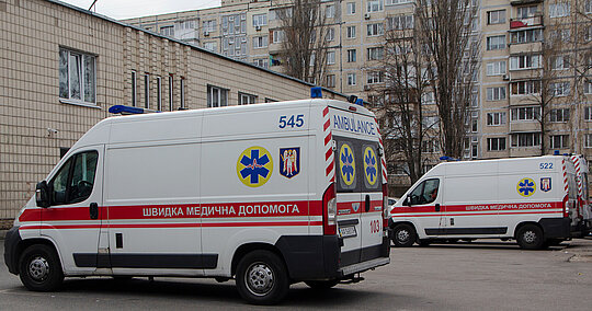 Mehrere Krankenwagen stehen vor einem Krankenhaus in Kiev