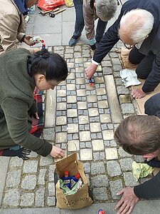 DGU verlegt Stolpersteine Mai 2023 © J. Arndt / DGU Menschen putzen Stolpersteine