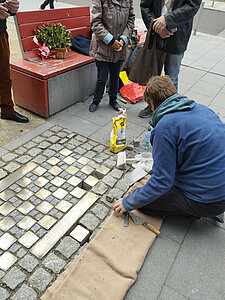 DGU verlegt Stolpersteine Mai 2023 © J. Arndt / DGU Mann verlegt Stolpersteine
