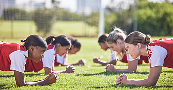 Mädchen beim vorbereitenden Training für Fußball