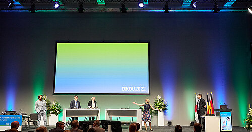 Die Bühne des Science Slam mit beiden Siegern