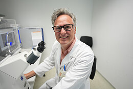 Prof. Henrich im Forschungslabor