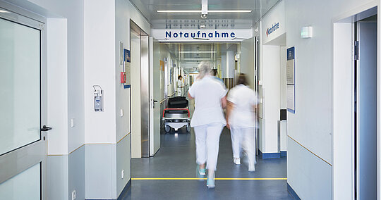 Notaufnahme Eingang Krankenhaus, Krankenschwester, Bett