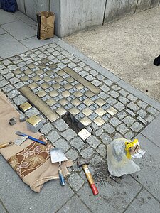 DGU verlegt Stolpersteine Mai 2023 © J. Arndt / DGU Löcher für Stolpersteine im Boden