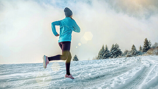 Frau joggt im Schnee