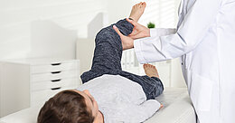 Das Bein eines kleinen Jungen wird orthopädisch in einer Klinik untersucht
