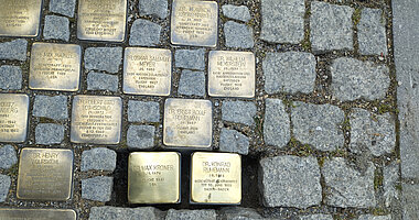 DGU verlegt Stolpersteine Mai 2023 © J. Arndt / DGU eingelassene Stolpersteine