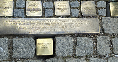 DGU verlegt Stolpersteine Mai 2023 © J. Arndt / DGU eingelassene Stolpersteine