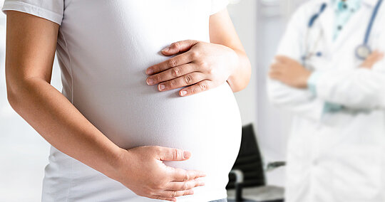 © Blue Planet Studio / Adobe Stock Schwangere umfasst ihren Bauch
