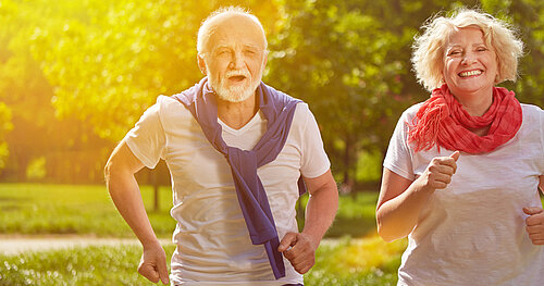 Älteres Paar beim Joggen im Park