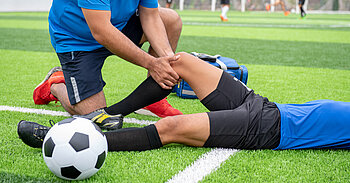 Knie von Fußballspieler wird untersucht