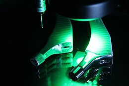 neue Herstellungstechnologien - links: Hüftimplantat 3D-gdruckt, rechts: konventionell hergestelltes Implantat