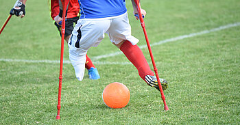 Fußballspieler mit Amputation im Spiel