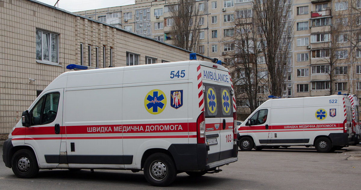 Mehrere Krankenwagen stehen vor einem Krankenhaus in Kiev