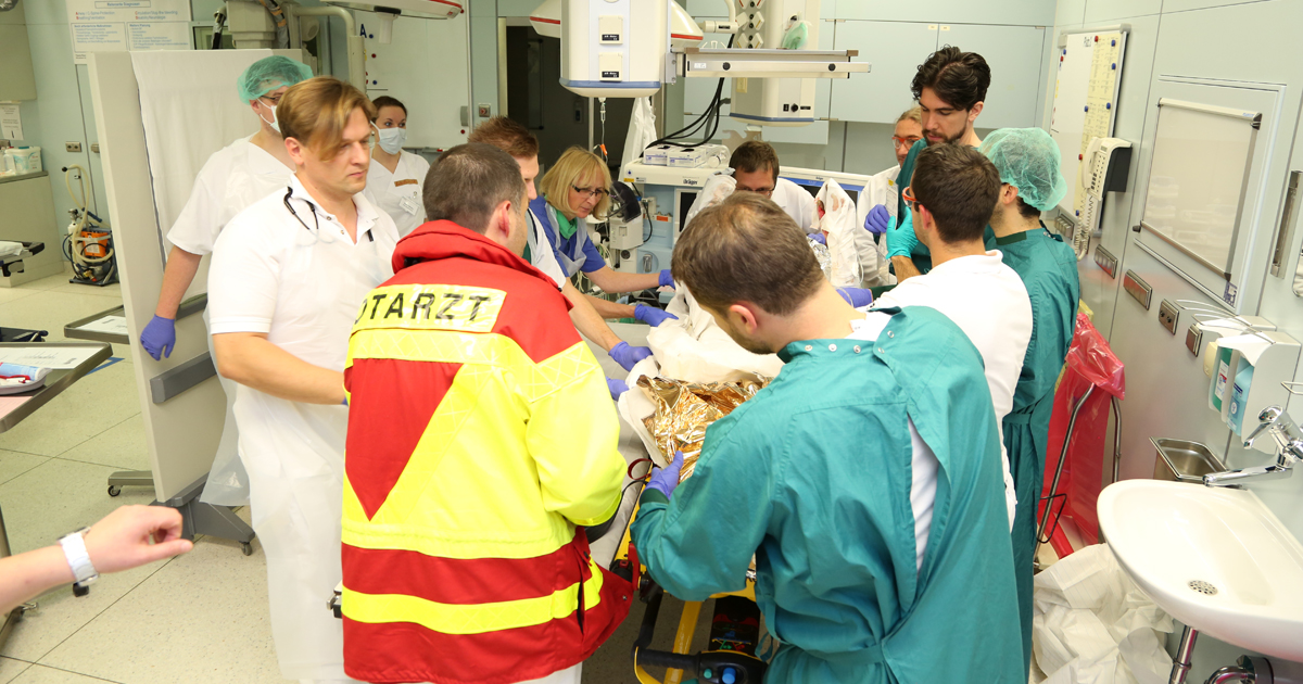 Ärzte, Sanitäter und Pflegende versorgen Patienten im Schockraum