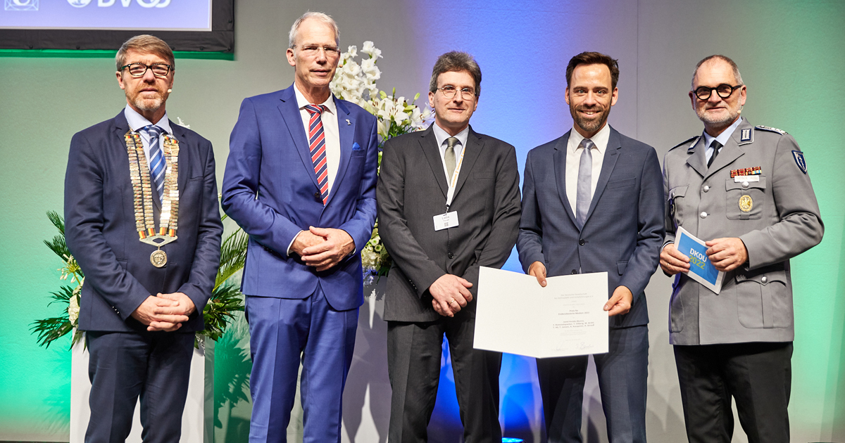 Jamil Hmida (vertreten duch Co-Autor PD Dr. Andreas Strauß) wurde mit dem Preis für evidenzbasierte Medizin (EbM) 2022 der DGOU ausgezeichnet © Intercongress Verleihung EbM-Preis 2022